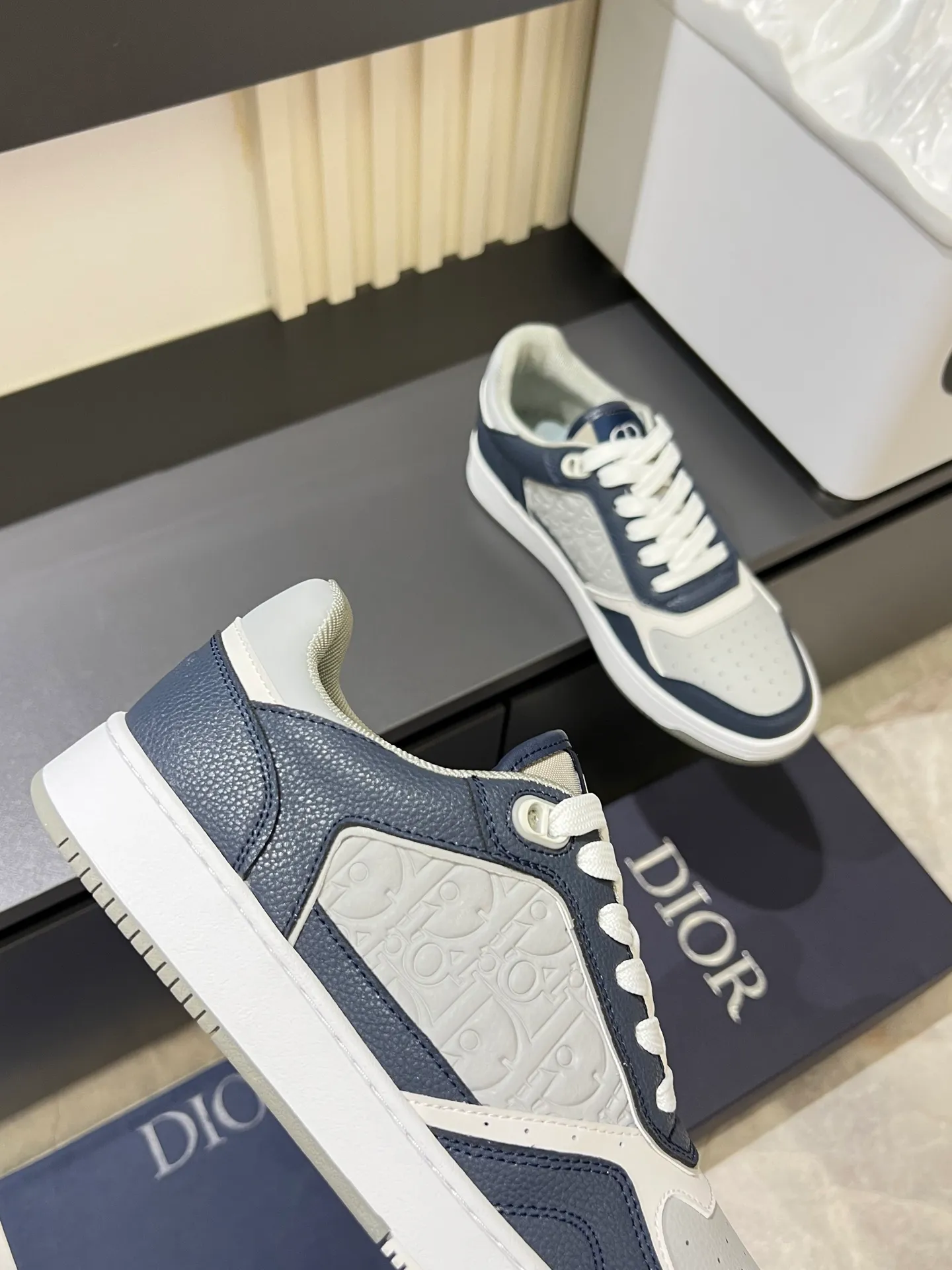 Men's shoes 💰p400 "Dio*" mid-top B27 casual sneakers. This B27 high-top sneaker is a new product in the series and continues Di*r's classic style. Crafted from gray and white smooth calf leather with beige and black Oblique print panels on the sides. The "CD Icon" shaped shoelace eyelets are clever and delicate, and the two-color rubber sole, rear collar and heel are all equipped with the brand's iconic details to enhance the style. Oblique printed straps at the ankle allow for an adjustable fit to complement the overall design. Fashionable and versatile, it can complement any look. Create an exquisite design with unique dynamic vitality and modern atmosphere, presented in low-top and high-top styles. This new must-have shoe adds a new dimension to Dior's archive heritage, embodying modern elegance. Purchase the original version and make it 1:1. If you need top quality, please come to me! Male 38-44!
